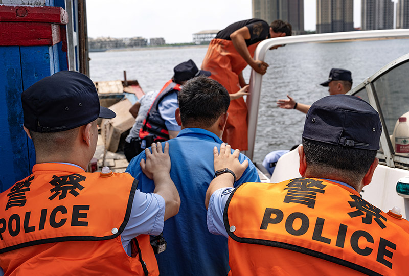 在夏季治安打擊整治“百日行動”中，民警破獲數(shù)起非法捕撈水產(chǎn)品案件，查獲多名涉案人員。