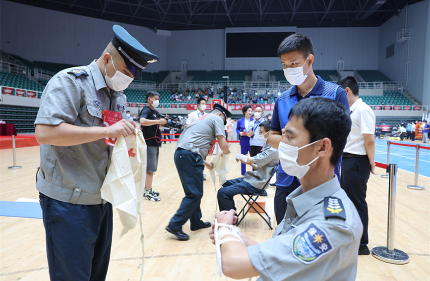 保安員進行醫(yī)療救護實操比拼。天津公安供圖