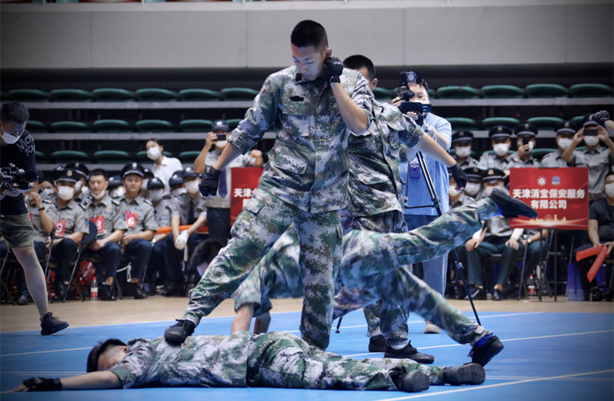 現(xiàn)場保安員擒敵拳表演和戰(zhàn)術(shù)演練。天津公安供圖