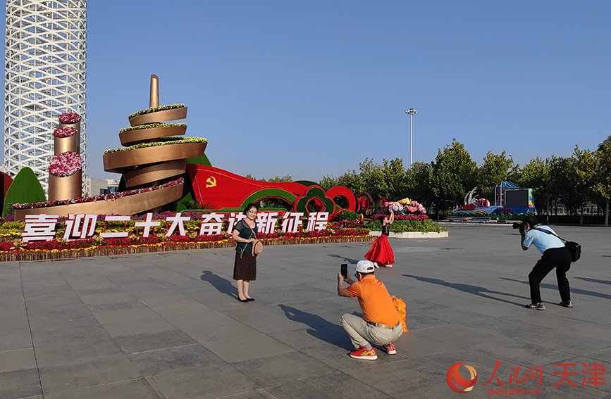 “歡度國慶 喜迎黨的二十大”主題展示在天津文化中心精彩亮相。 人民網(wǎng) 崔新耀攝