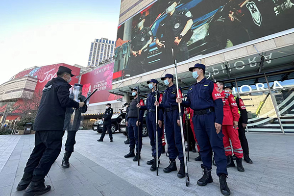 天津市公安特警總隊三支隊開展模擬演練。孫毅雄攝