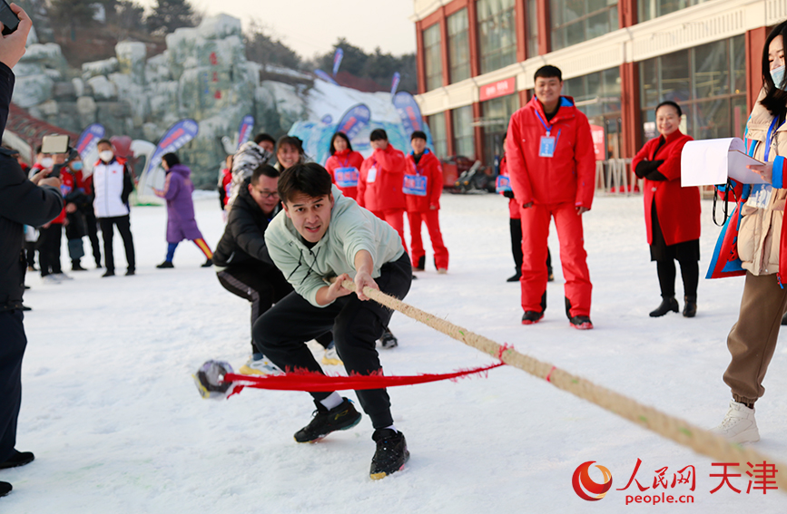 雪地拔河。人民網(wǎng) 崔新耀攝