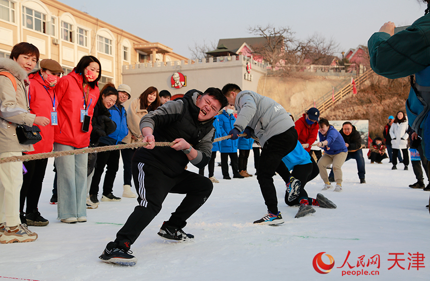 雪地拔河。人民網(wǎng) 崔新耀攝