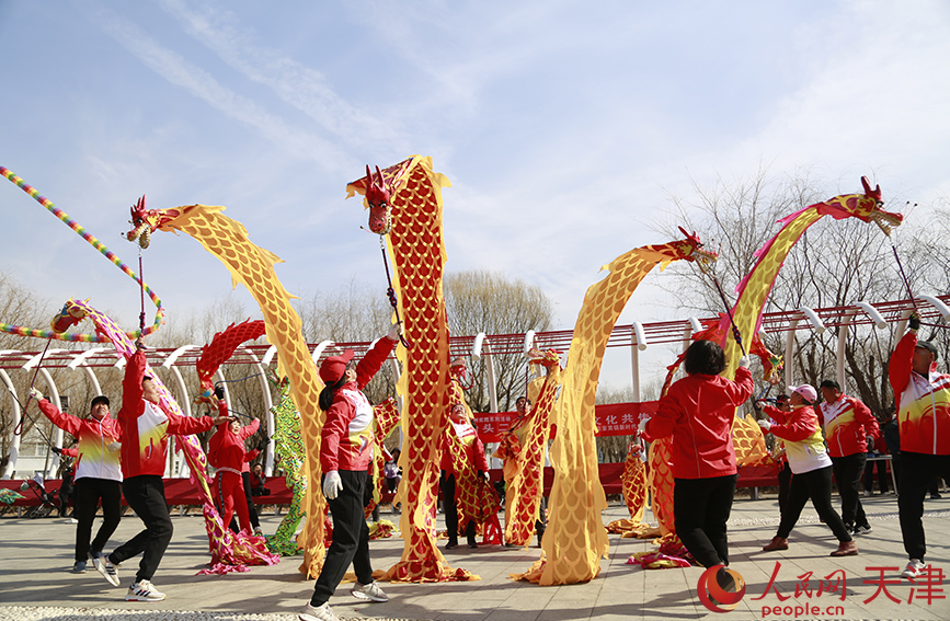 2月21日上午，天津市西青區(qū)張家窩鎮(zhèn)家賢里社區(qū)舉辦“春龍?zhí)ь^二月二  民俗文化共傳承”活動。人民網(wǎng) 崔新耀攝