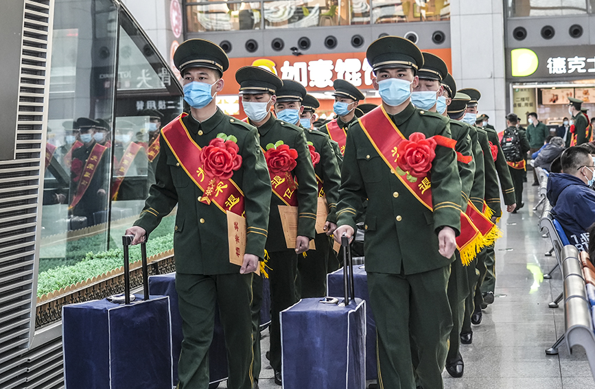 退伍老兵整齊列隊(duì)來到天津西站。趙巖攝