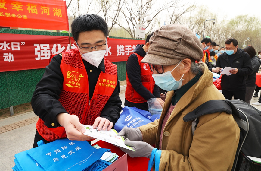 “世界水日”“中國水周”宣傳教育活動(dòng)現(xiàn)場。天津市南開區(qū)融媒體中心供圖