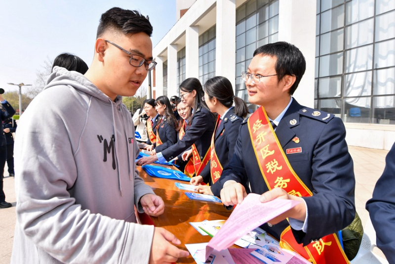 稅務(wù)宣講團(tuán)隊(duì)在天津科技大學(xué)為大學(xué)生們作稅費(fèi)政策解讀。天津經(jīng)開區(qū)稅務(wù)局供圖