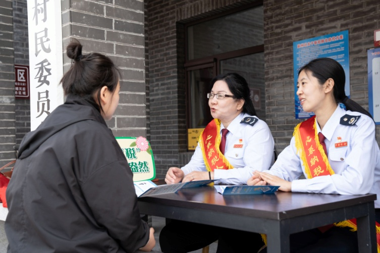 天津市稅務(wù)局第五稽查局青年志愿服務(wù)隊(duì)在薊州區(qū)下營鎮(zhèn)開展稅法宣傳活動。天津市稅務(wù)局第五稽查局供圖