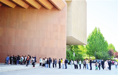 昨天一早，天津博物館門前市民們等候開館。 本報(bào)記者 胡凌云 攝