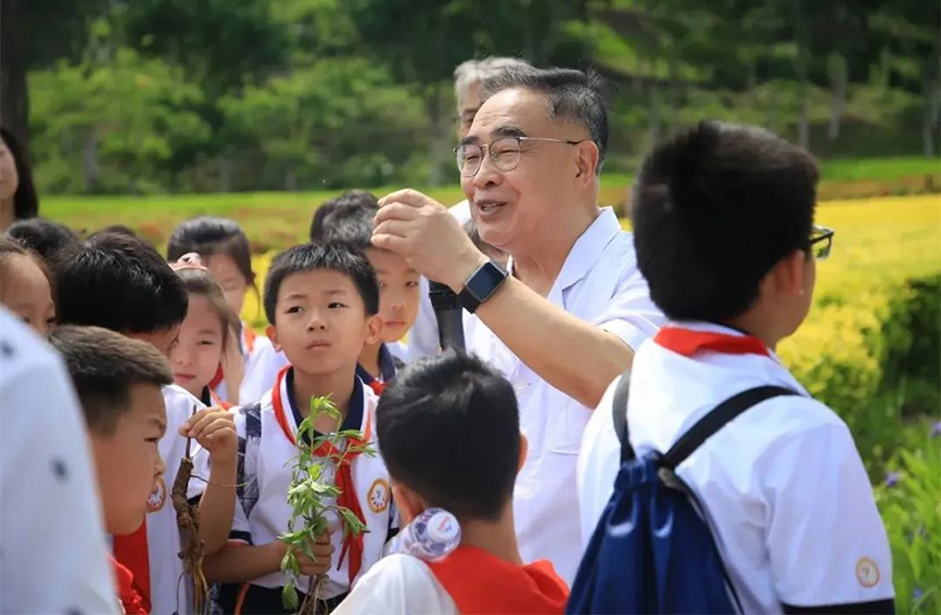 張伯禮院士為學(xué)生們講解中草藥知識(shí)。劉恩昊攝