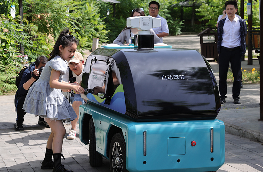 小朋友通過無人售賣車進(jìn)行購物。天津大學(xué)供圖