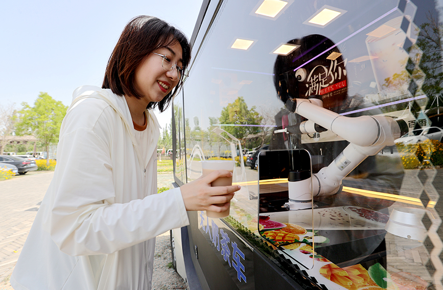 無人奶茶車自動調(diào)制飲品。天津大學供圖