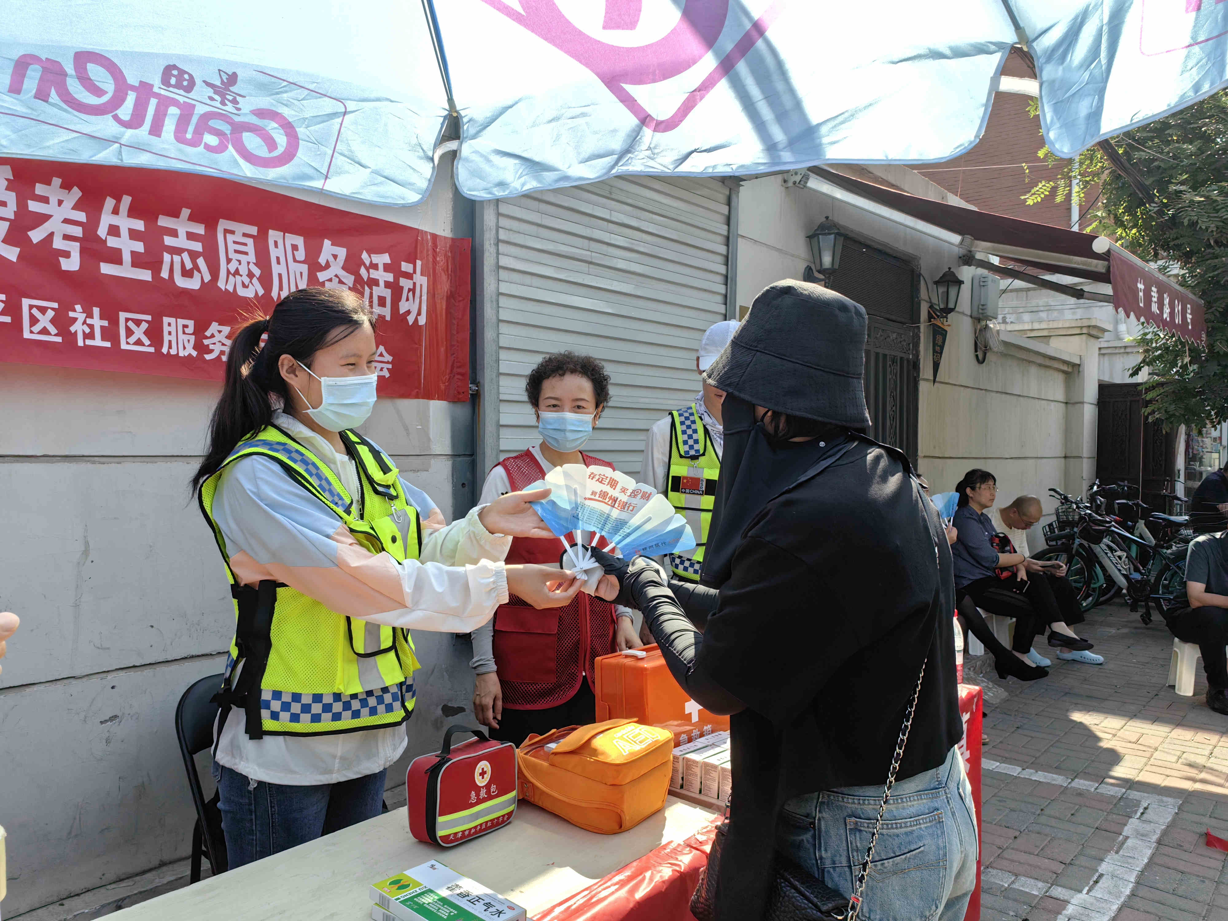 社區(qū)志愿者在天津市匯文中學(xué)為高考生及家長提供保障服務(wù)。人民網(wǎng)記者 李丹攝