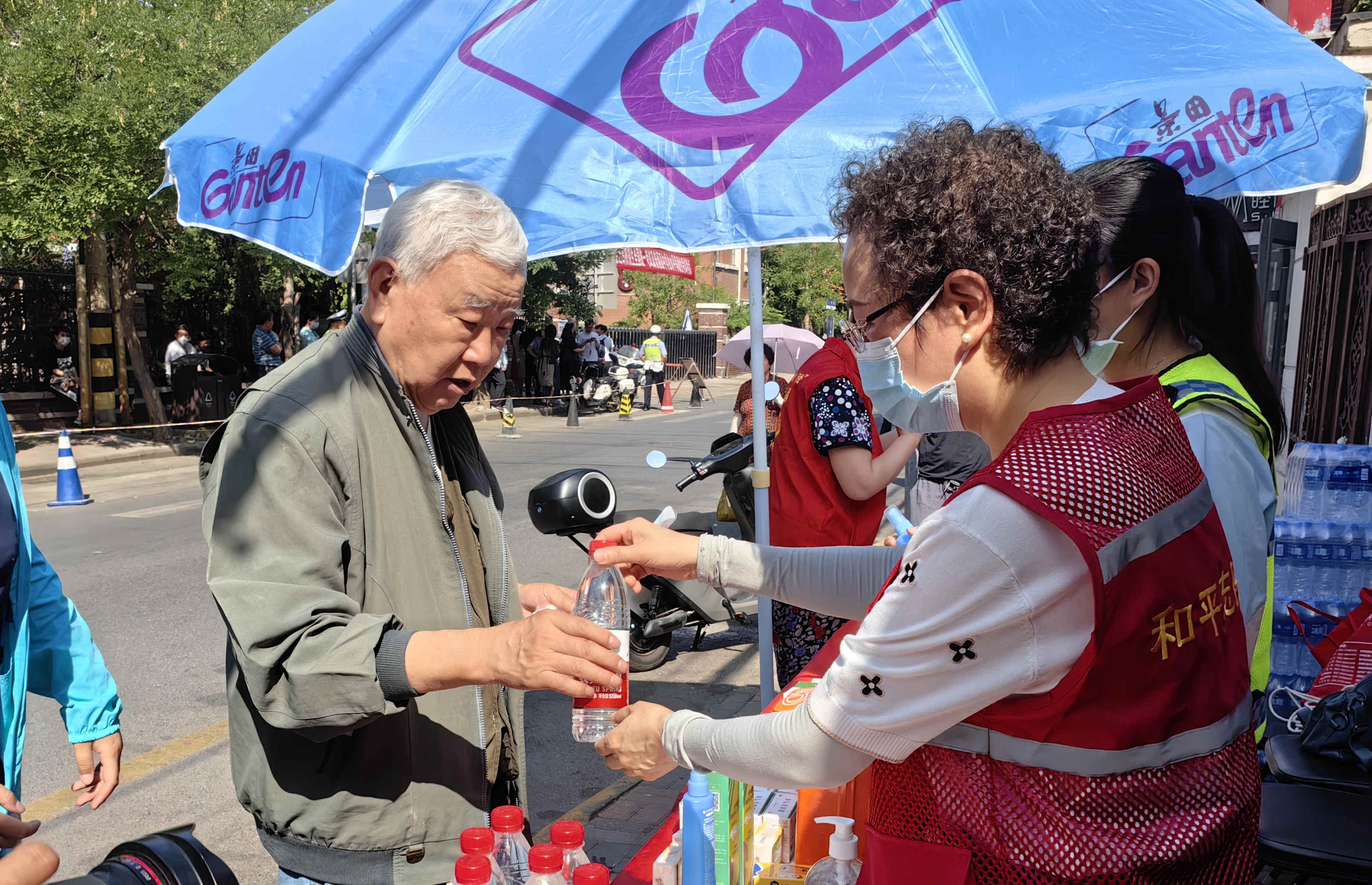 社區(qū)志愿者在天津市匯文中學為高考生及家長提供保障服務(wù)。人民網(wǎng)記者 李丹攝