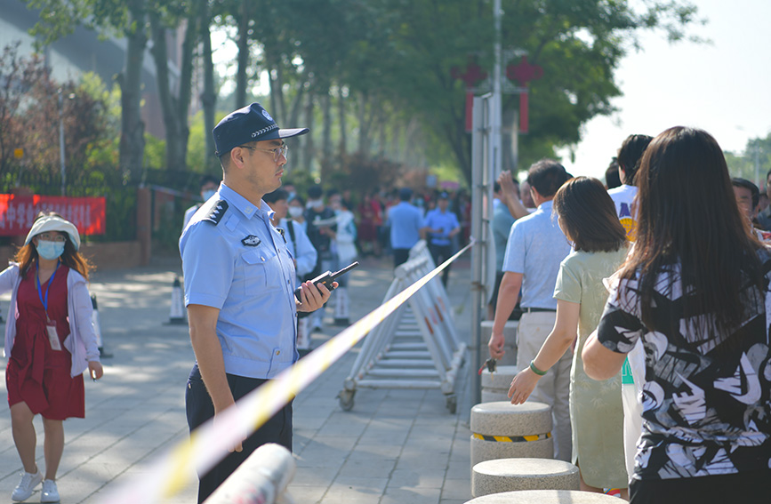 民警在考場(chǎng)外維持秩序。天津公安供圖