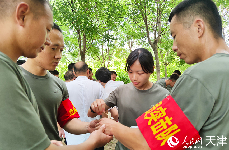 陸軍第82集團(tuán)軍“鐵軍旅”“模范衛(wèi)生隊(duì)”女兵為士兵治療濕疹。人民網(wǎng)記者 孫一凡攝