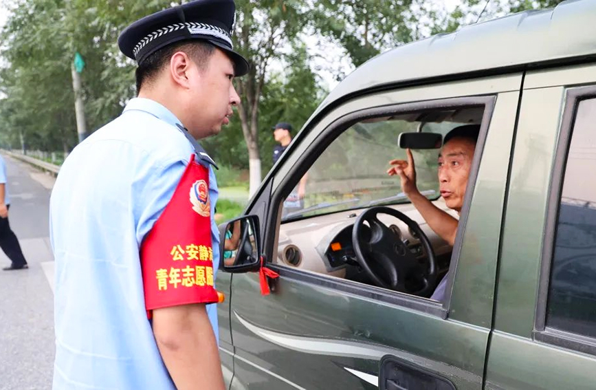 在靜海區(qū)臺(tái)頭鎮(zhèn)的防汛一線，公安靜海分局90后、95后青年民警占一多半，還有許多像劉華新一樣剛剛?cè)肼毜?0后新警，在轉(zhuǎn)移群眾、巡查河堤、卡口檢查等工作中，他們沖在最前沿、戰(zhàn)在最難處，團(tuán)的旗幟始終飄揚(yáng)在一線，青年突擊隊(duì)員們以一抹青春藏藍(lán)守護(hù)著蓄滯洪區(qū)的平安穩(wěn)定。