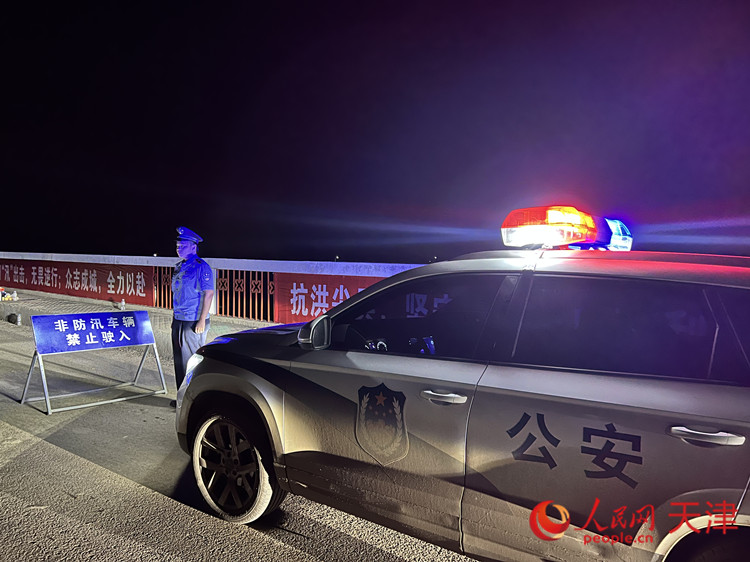 民警在革命橋值守。人民網(wǎng)記者 孫翼飛攝