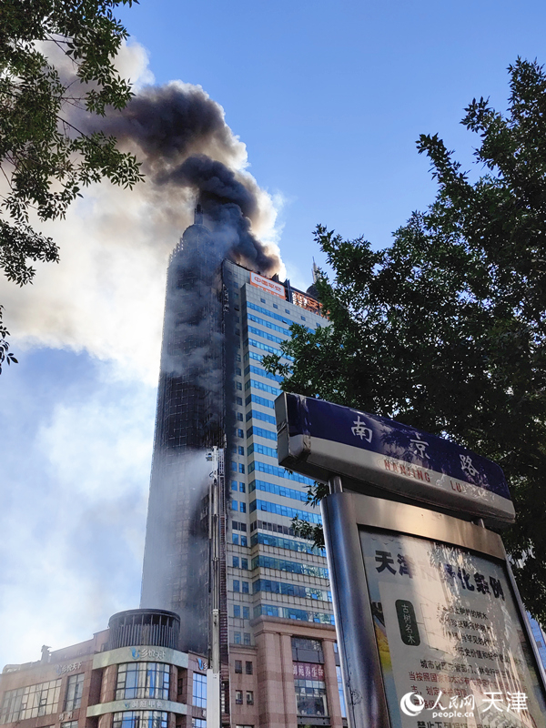 天津市南開區(qū)萬(wàn)德莊新天地大廈外墻起火。人民網(wǎng)記者 崔新耀攝