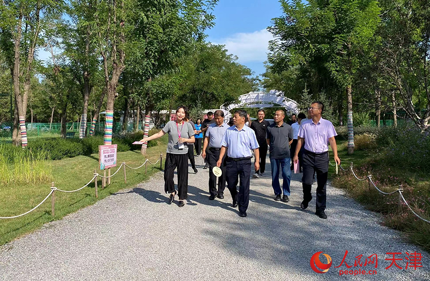 位于天津市北辰區(qū)的嚒嚒獸夢幻森林休閑公園迎來參觀的客人。人民網(wǎng)記者 張桂貴攝