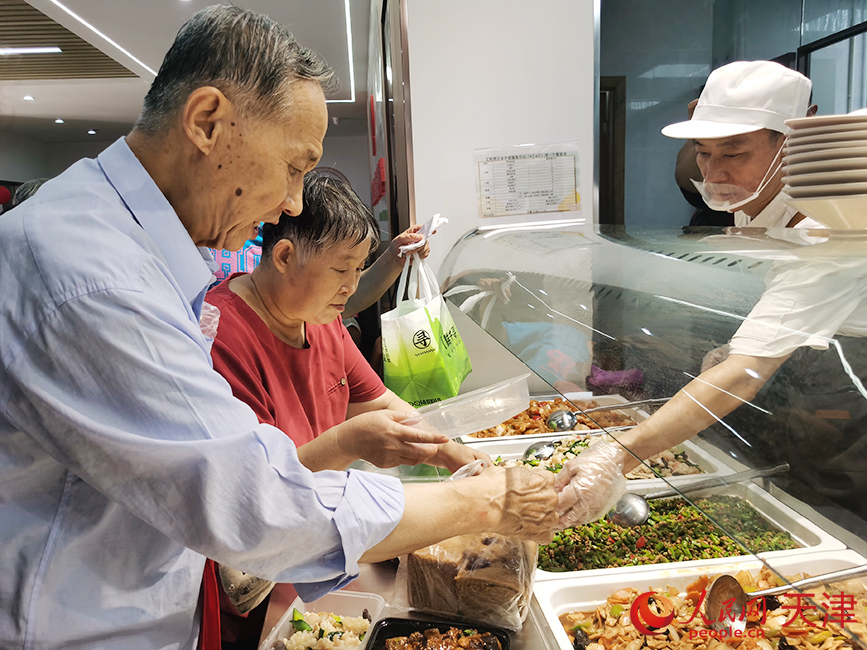 老人在文苑樓居家養(yǎng)老服務(wù)中心選購餐食。人民網(wǎng)記者 陶建攝