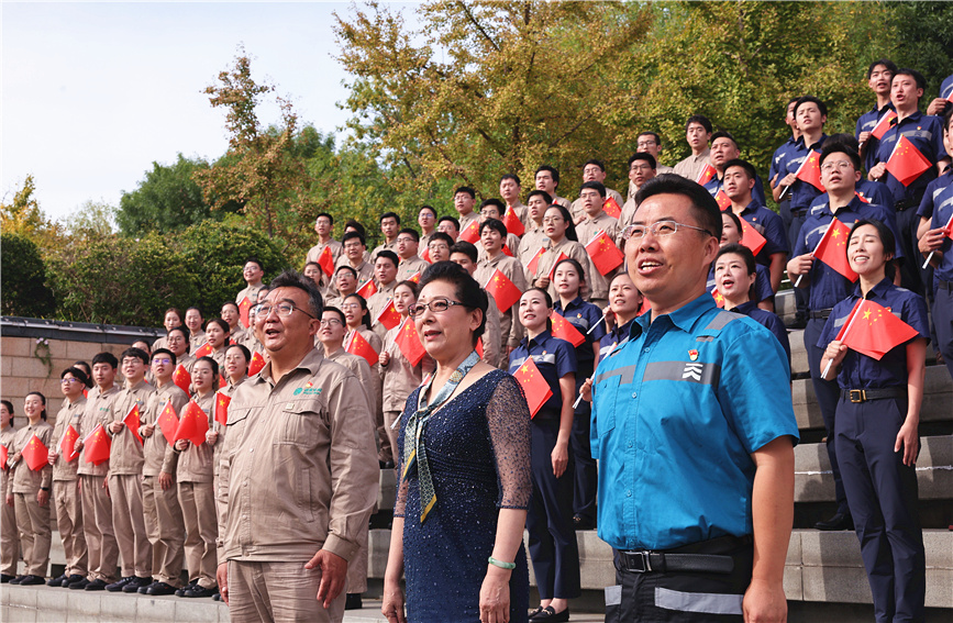 各界群眾代表500余人在海河天石舫碼頭親水平臺，同唱《歌唱祖國》。河北區(qū)委宣傳部供圖