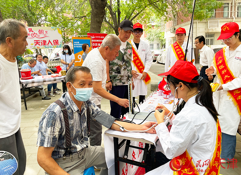 居民在天津醫(yī)科大學(xué)打卡攤位前測量血壓。人民網(wǎng)記者 唐心怡攝