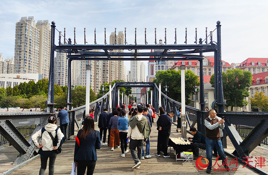 金湯橋位于天津市建國(guó)道西端與水閣大街之間的海河上。橋名金湯是取“固若金湯”之意。橋長(zhǎng)76.4米，總寬10.5米，是天津市現(xiàn)存最早建造的大型鐵橋之一。橋梁下部結(jié)構(gòu)為實(shí)體墩身，分為三孔，橋身可以電力平轉(zhuǎn)式開(kāi)啟。如今，金湯橋是國(guó)內(nèi)僅存的三跨平轉(zhuǎn)式開(kāi)啟鋼結(jié)構(gòu)橋之一。人民網(wǎng)記者 孫一凡攝