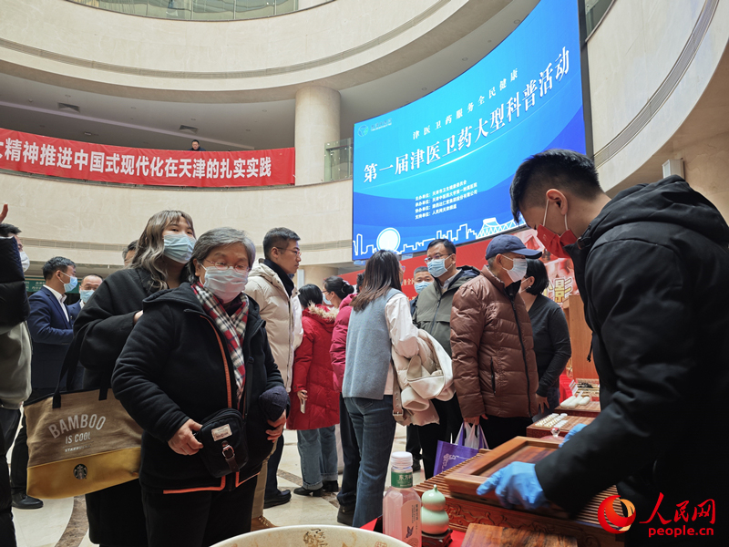 市民在“我與非遺合個(gè)影”線下打卡區(qū)感受非遺魅力。人民網(wǎng)記者 孫一凡攝