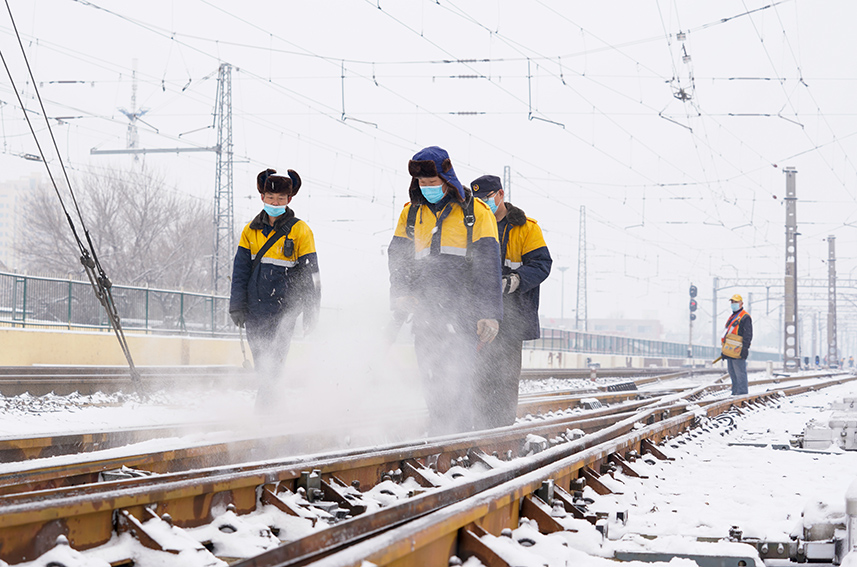 北京鐵路局天津工務(wù)段積極應(yīng)對降雪天氣，及時啟動降雪紅色預(yù)警，出動值守人員320余人次，對重點(diǎn)岔區(qū)進(jìn)行除雪，確保運(yùn)輸安全暢通。北京鐵路局天津工務(wù)段供圖