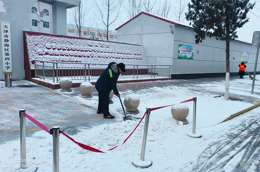 今天凌晨4點(diǎn)30分起，天津市各區(qū)組織開(kāi)始人工清雪作業(yè)，目前已出動(dòng)一線作業(yè)人員6400余人。天津市城市管理委供圖