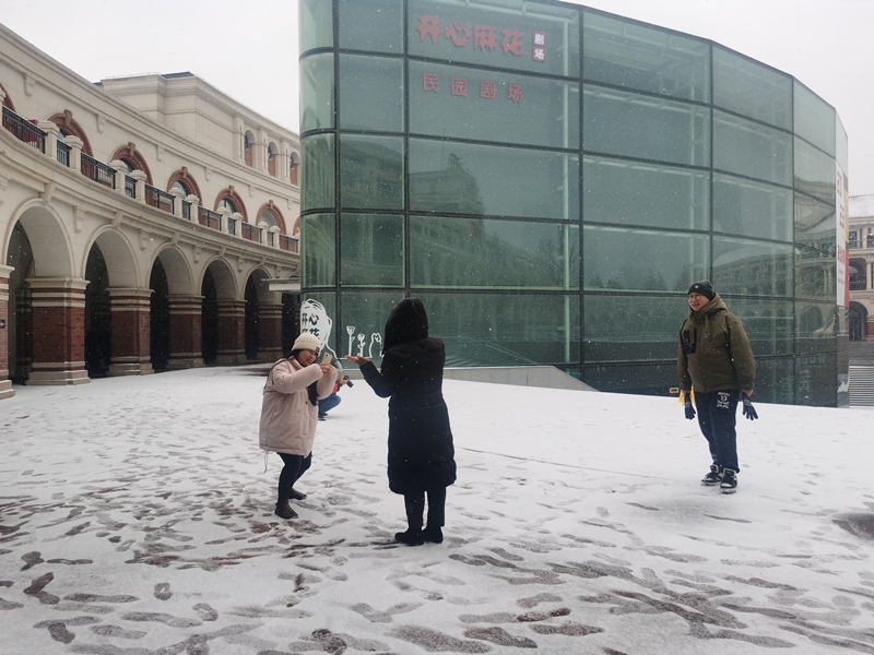 12月13日，天津迎來降雪，市民走到戶外欣賞雪景。人民網(wǎng)記者 陶建攝