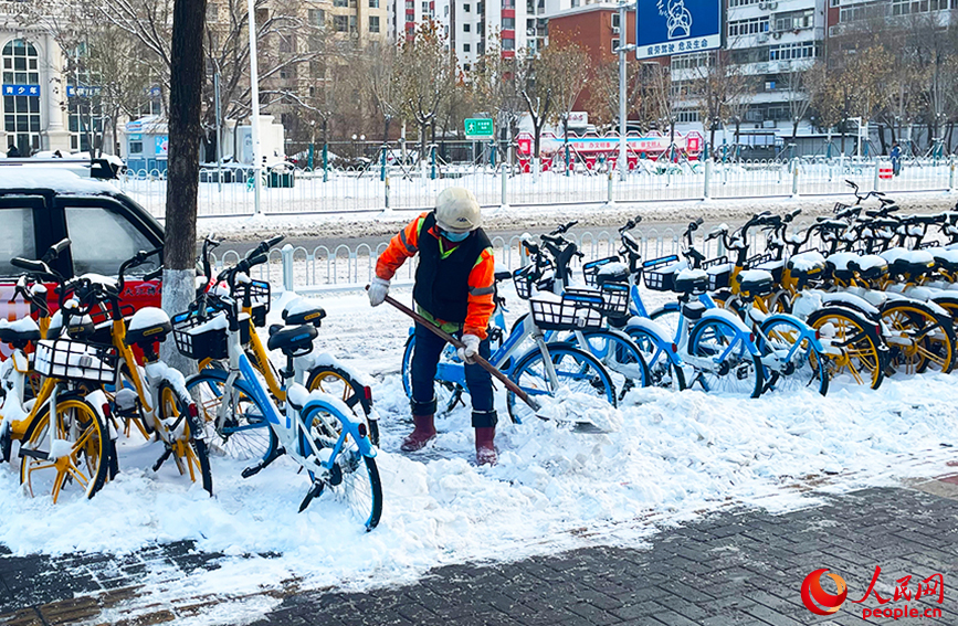 勤儉道地鐵站附近，環(huán)衛(wèi)工人奮力清掃積雪。人民網(wǎng)記者 唐心怡攝