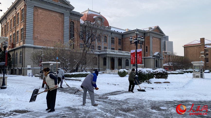 天津外國語大學(xué)內(nèi)，工作人員正在清理校內(nèi)積雪。人民網(wǎng)記者 張桂貴攝