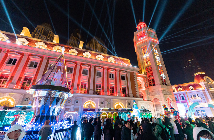 元旦期間，天津市和平區(qū)津灣廣場推出“跨年飄雪津灣夜”主題活動，迎接新年到來。津灣廣場供圖