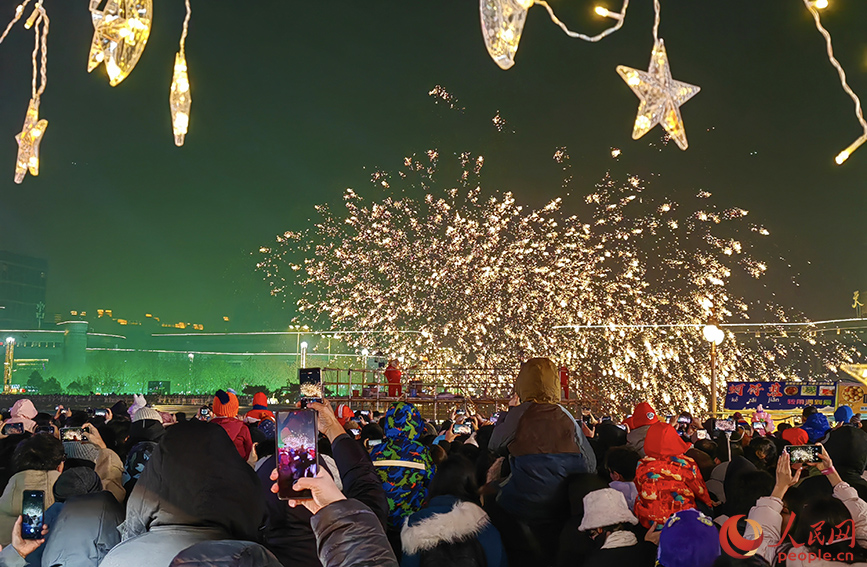 2023年12月30日晚，非遺技藝“打鐵花”亮相津灣廣場，吸引眾多市民前來感受魅力津城。人民網(wǎng)記者 崔新耀攝