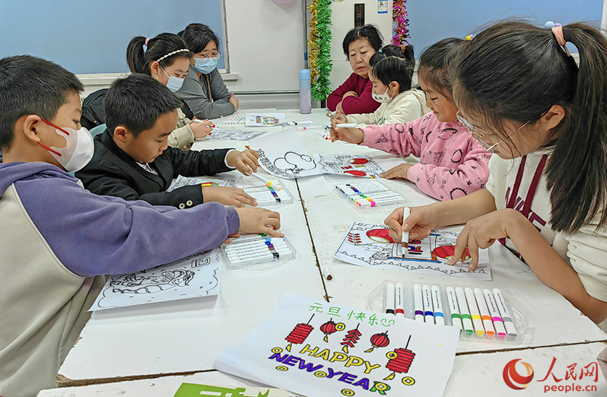 2023年12月30日，天津市東麗區(qū)萬新街道開展“繽紛冬日 繪畫迎新”活動，圖為社區(qū)青少年用畫筆迎接新年的到來。人民網(wǎng)記者 崔新耀攝