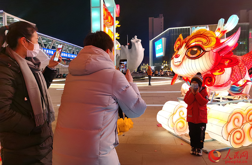 2023年12月31日，天津市民在西青大悅匯龍形燈飾前拍照留念。人民網(wǎng)記者 陶建攝