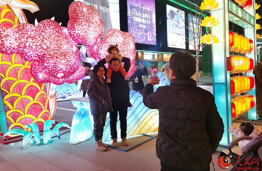 2023年12月31日，天津市民在西青大悅匯龍形燈飾前拍照留念。人民網(wǎng)記者 陶建攝