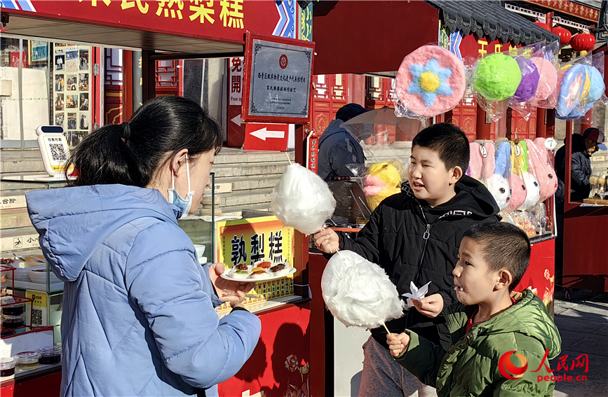 游客品嘗特色小吃。人民網(wǎng)記者 李丹攝