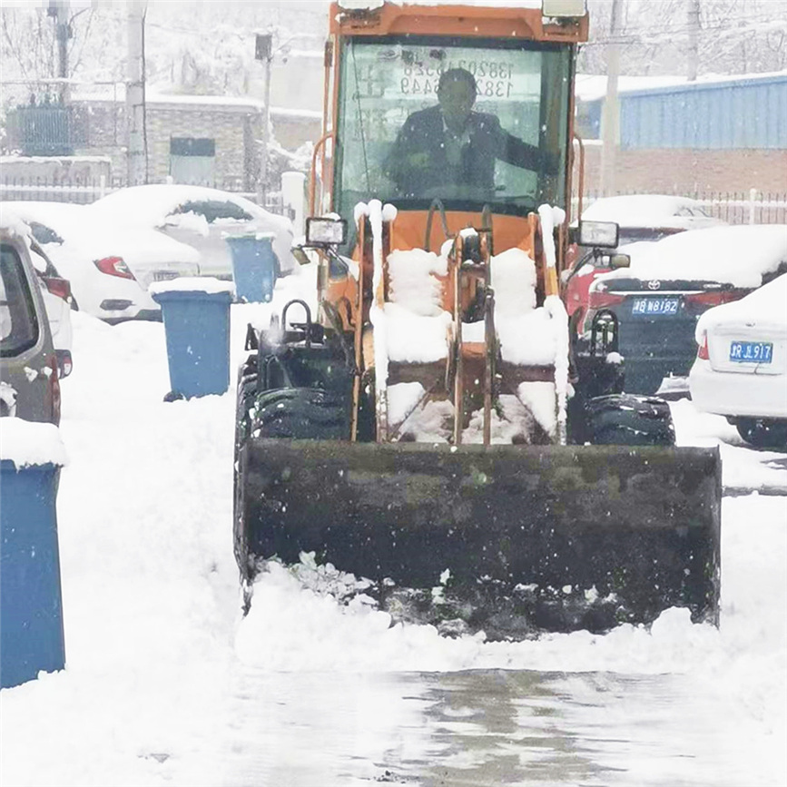 市清雪指揮部組織清雪工作。市城市管理委供圖