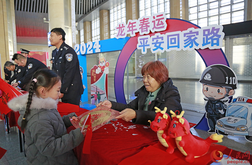 天津鐵路公安處在天津站候車廳開展春運(yùn)首日宣傳活動(dòng)。人民網(wǎng)記者 崔新耀攝