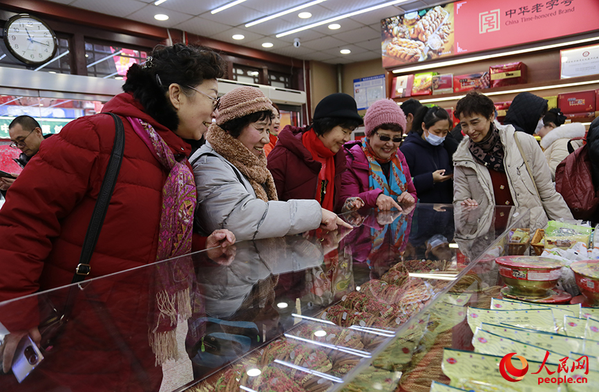 食品店內(nèi)，各式大麻花吸引了市民的目光。人民網(wǎng)記者 崔新耀攝