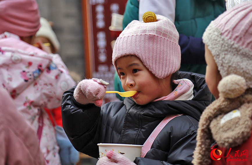 特色美食受到了小朋友的歡迎。人民網(wǎng)記者 崔新耀攝