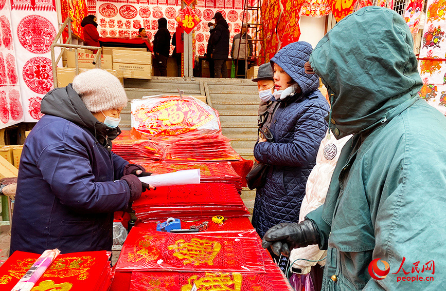 天津市大胡同年貨市場人氣旺，市民挑選采購心儀的年貨商品。人民網(wǎng)記者 唐心怡攝