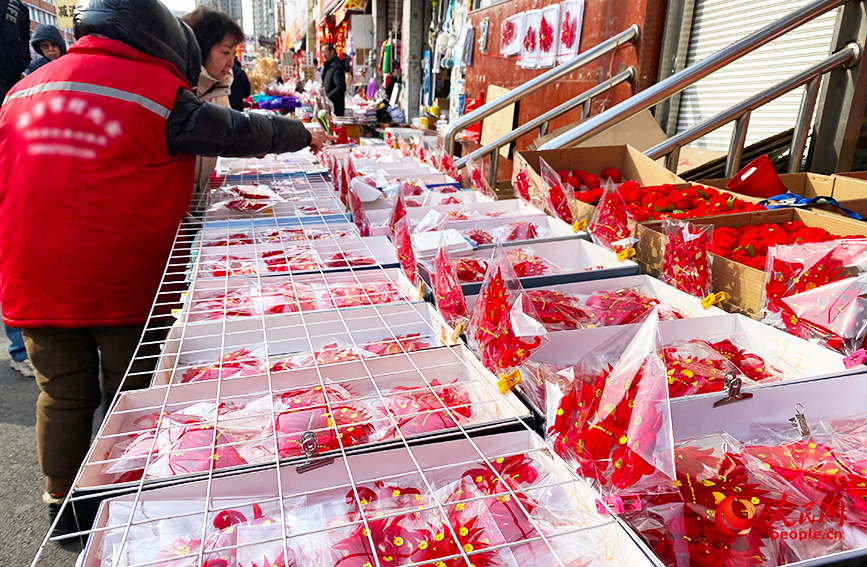 天津市大胡同年貨市場商品琳瑯滿目。人民網(wǎng)記者 唐心怡攝