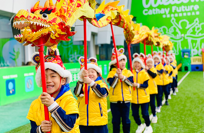 天津華夏未來雙育幼兒園萌娃舞龍。賈蕭攝