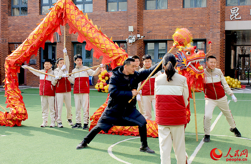 在天津市和平區(qū)昆明路小學(xué)，老師教學(xué)生舞龍。人民網(wǎng)記者 張靜淇攝