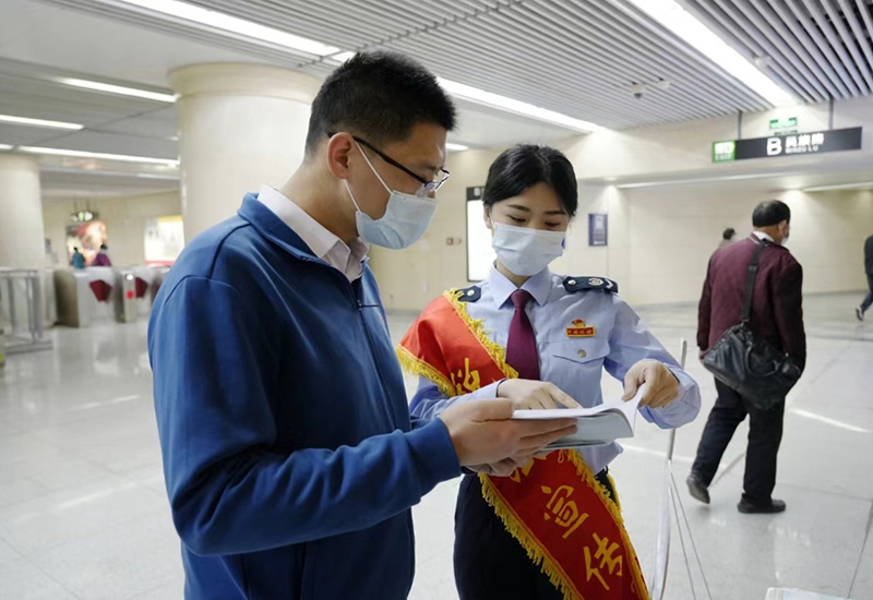 近日，國(guó)家稅務(wù)總局天津市河北區(qū)稅務(wù)局“北稅志愿服務(wù)隊(duì)”隊(duì)員開(kāi)展個(gè)人所得稅APP專項(xiàng)附加扣除、大學(xué)生創(chuàng)業(yè)稅收優(yōu)惠等專題宣傳活動(dòng)。圖為稅務(wù)干部深入地鐵站、商圈發(fā)放稅收知識(shí)宣傳資料。天津市稅務(wù)局供圖