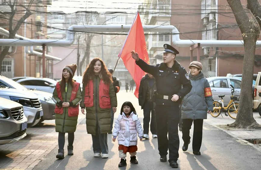 通過推進(jìn)公安警務(wù)室‘入村進(jìn)社’合署辦公，天津公安構(gòu)建群防群治力量，實現(xiàn)基層治理多元共治。天津市公安局供圖